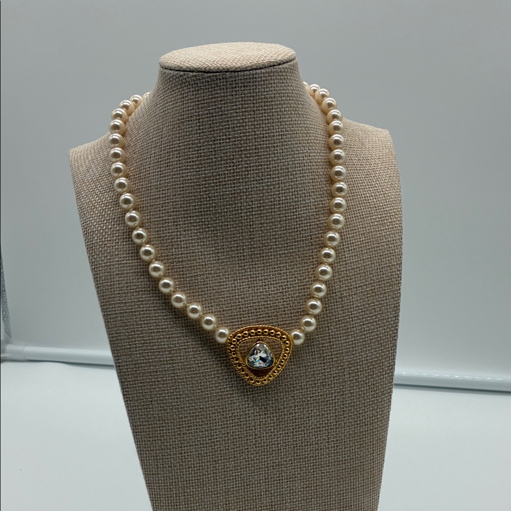Swarovski Cream Pearl Necklace With Gold And Crystal Detail. 14 Inch
